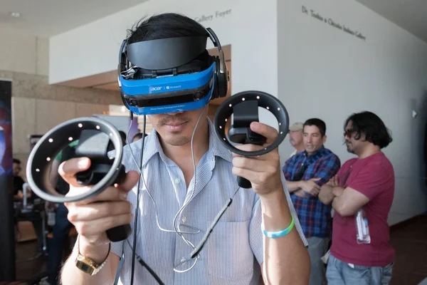 Participant acquérir de l'expérience en utilisant des lunettes VR casque de virtu — Photo