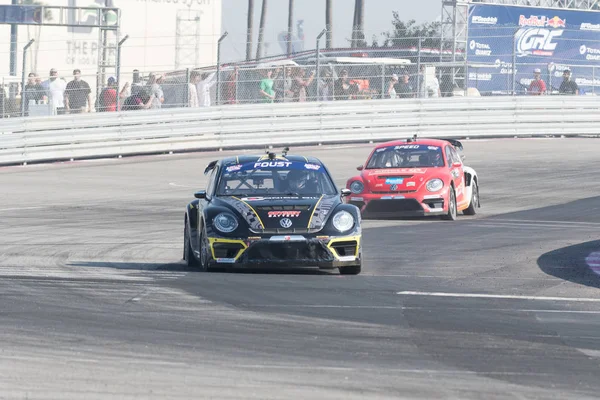 Pilotos de rallycross compitiendo durante el Red Bull GRC — Foto de Stock