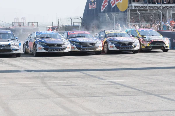 Pilotos de rallycross compitiendo durante el Red Bull GRC — Foto de Stock