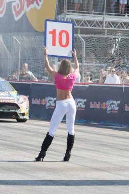 Bir kılavuz kız Red Bull Grc sırasında teşkil etmektedir.