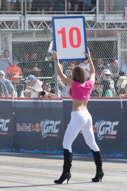 Bir kılavuz kız Red Bull Grc sırasında teşkil etmektedir.