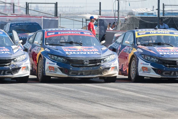 Izgara yarış öncesi başlayan devre üzerinde yarış arabaları