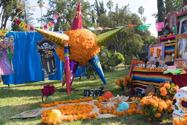 Altar zum Gedenken an die Toten am Tag der Toten — Stockfoto