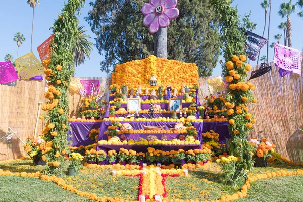 Altar zum Gedenken an die Toten am Tag der Toten — Stockfoto