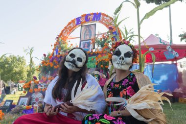 Ölülerin günü sırasında şeker kafatası makyaj kadınla