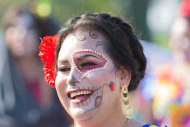 Ölülerin günü sırasında şeker kafatası makyaj kadınla