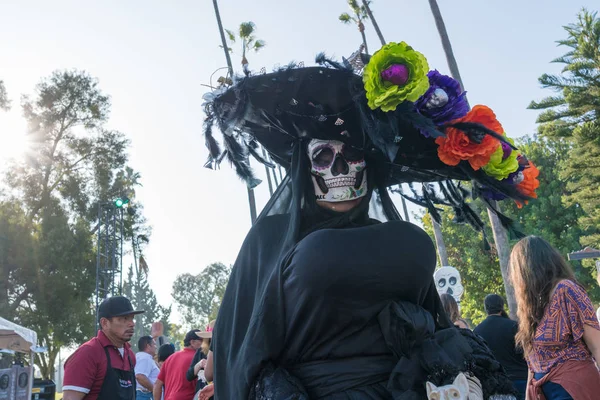 Femme avec du maquillage de crâne de sucre pendant la journée des morts — Photo