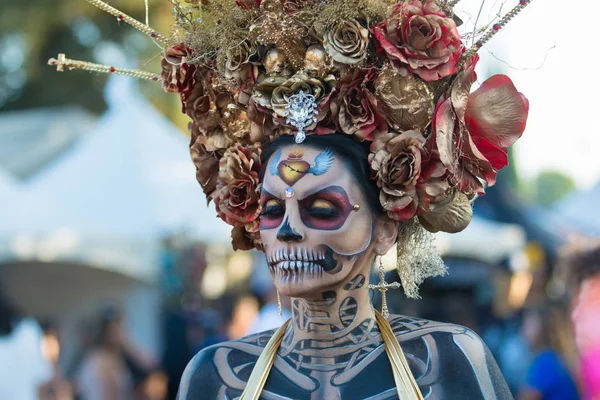 Femme avec du maquillage de crâne de sucre pendant la journée des morts — Photo