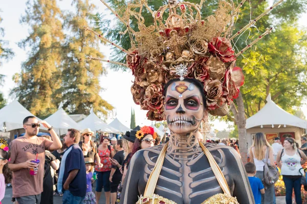 Femme avec du maquillage de crâne de sucre pendant la journée des morts — Photo