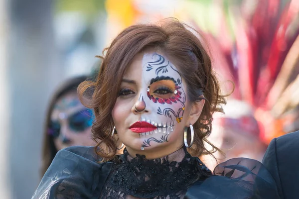 Donna con il trucco teschio di zucchero durante il giorno dei morti — Foto Stock