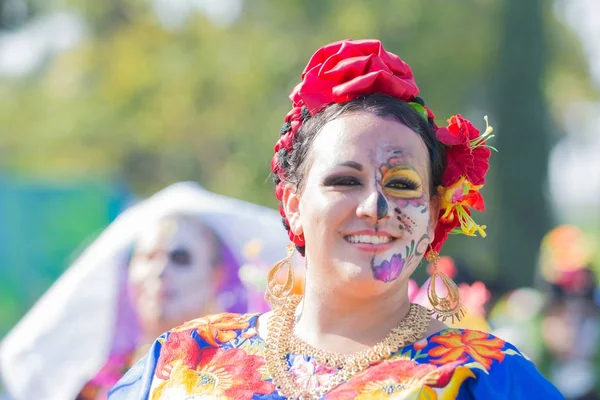 Mujer con maquillaje de cráneo de azúcar durante el Día de los Muertos — Foto de Stock