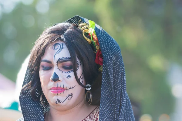 Frau mit Zuckerschädel-Make-up am Tag der Toten — Stockfoto