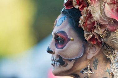 Ölülerin günü sırasında şeker kafatası makyaj kadınla