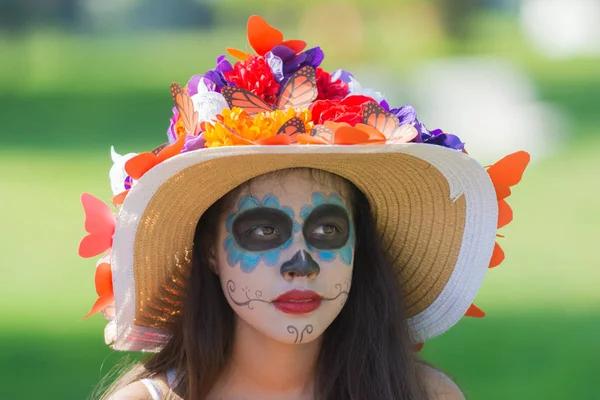 Vrouw met suiker schedel make-up tijdens dag van de doden — Stockfoto