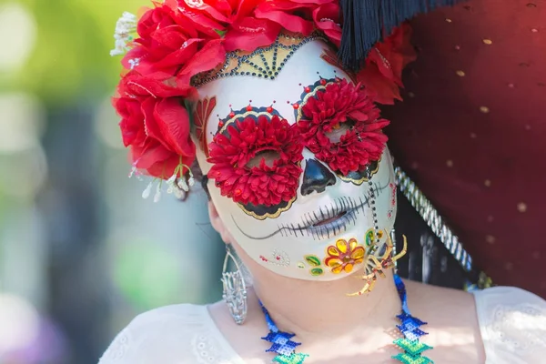 Donna con il trucco teschio di zucchero durante il giorno dei morti — Foto Stock