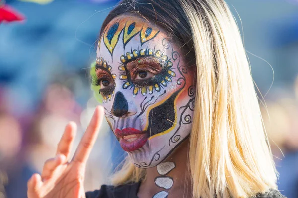 Mulher com maquiagem de crânio de açúcar durante o Dia dos Mortos — Fotografia de Stock