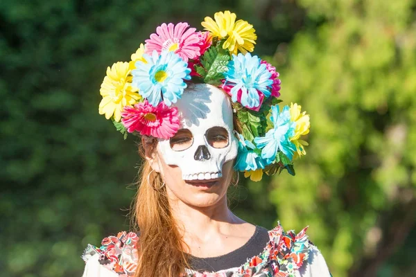Ölülerin günü sırasında şeker kafatası makyaj kadınla — Stok fotoğraf