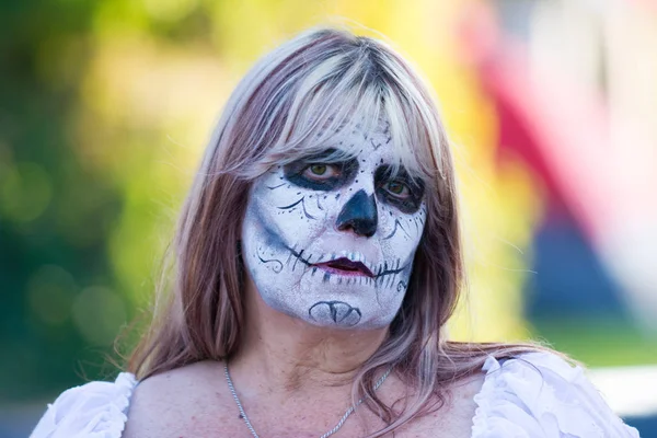 Kobieta z cukru czaszki makijaż w ciągu dnia zmarłych — Zdjęcie stockowe