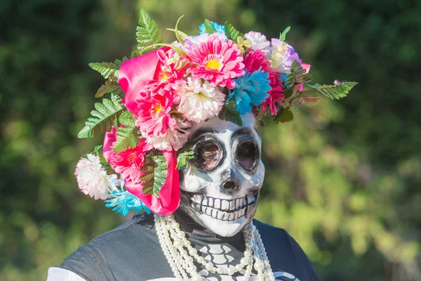 Vrouw met suiker schedel make-up tijdens dag van de doden — Stockfoto