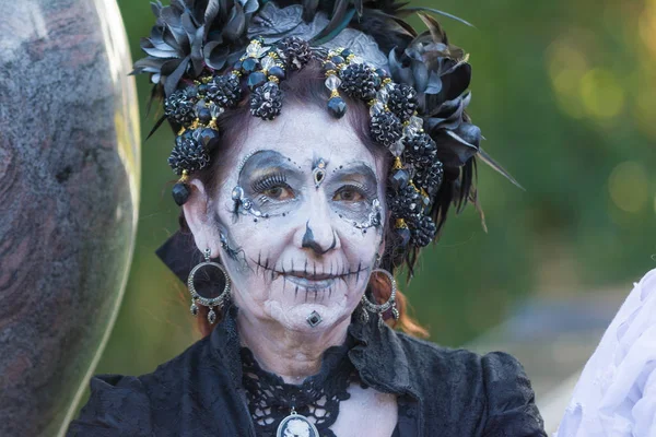 Mulher com maquiagem de crânio de açúcar durante o Dia dos Mortos — Fotografia de Stock