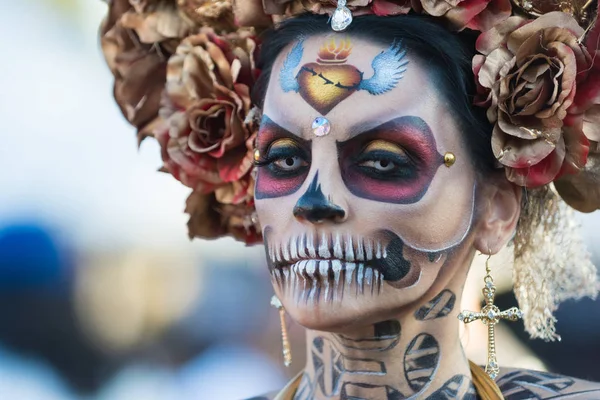 Vrouw met suiker schedel make-up tijdens dag van de doden — Stockfoto