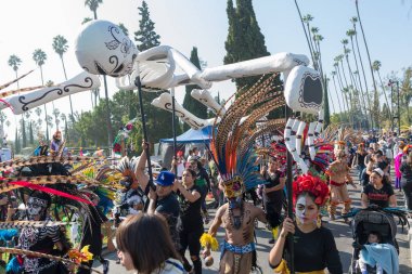 Ölülerin günü sırasında geleneksel Aztek ritüel