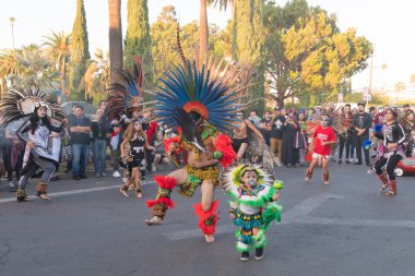Ölülerin günü sırasında geleneksel Aztek ritüel