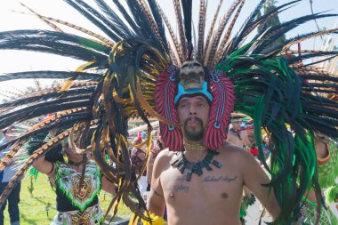 Ölülerin günü sırasında geleneksel Aztek ritüel