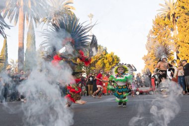 Ölülerin günü sırasında geleneksel Aztek ritüel