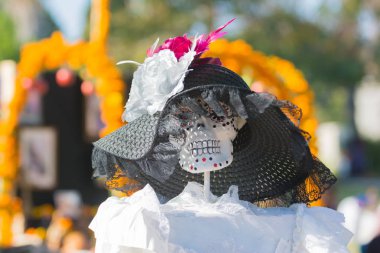 Ölülerin günü sırasında iskelet heykel