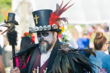 Ölülerin günü sırasında şeker kafatası ile adam