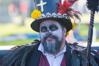 Ölülerin günü sırasında şeker kafatası ile adam