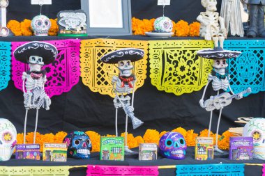 Ölülerin günü sırasında iskeletler heykeller