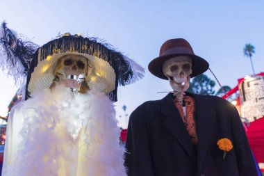 Ölülerin günü sırasında iskeletler heykeller