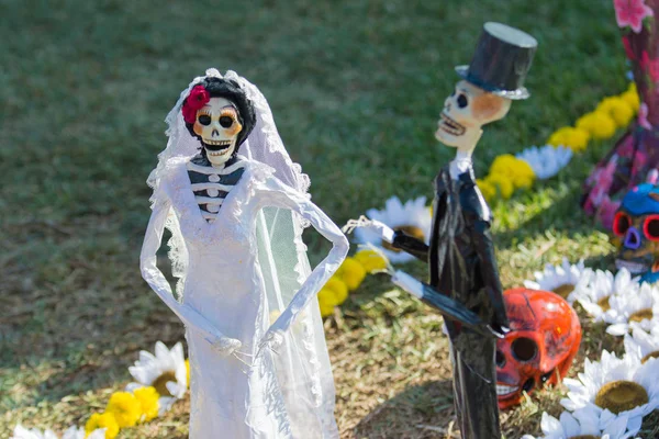 Ölülerin günü sırasında iskeletler heykeller — Stok fotoğraf