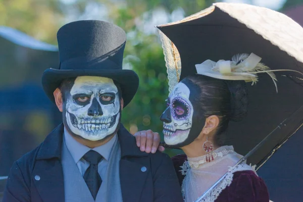 Caveira de açúcar mascarado vestido como casal durante o Dia do D — Fotografia de Stock