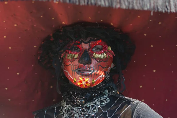 Женщина с сахарным макияжем черепа во время Дня мертвых — стоковое фото