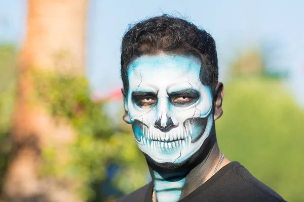 Man with sugar skull during Day of the Dead — Stock Photo, Image