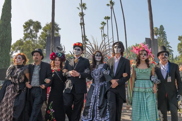 Participants in traditional clothing during Day of the Dead — Stock Photo, Image