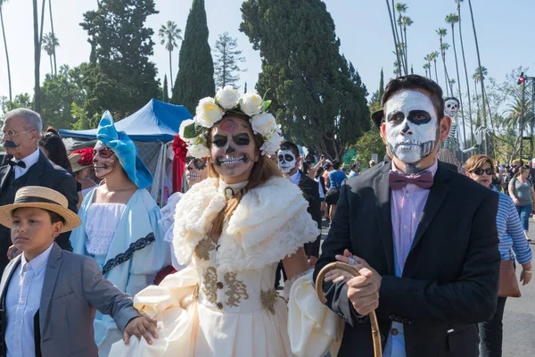 Participants en vêtements traditionnels pendant la Journée des Morts — Photo