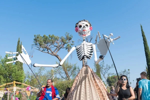 Skelet beeldhouwkunst tijdens dag van de doden — Stockfoto