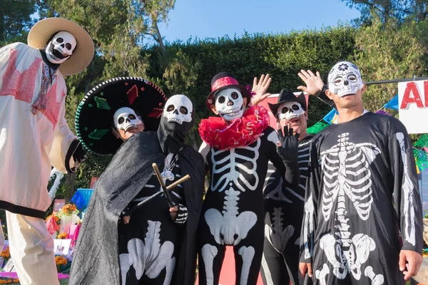 Participants en vêtements traditionnels pendant la Journée des Morts — Photo