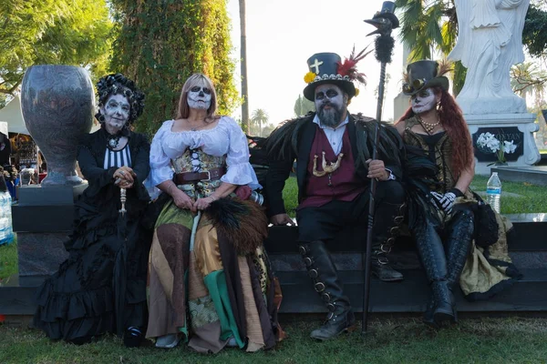 Participantes em roupas tradicionais durante o Dia dos Mortos — Fotografia de Stock