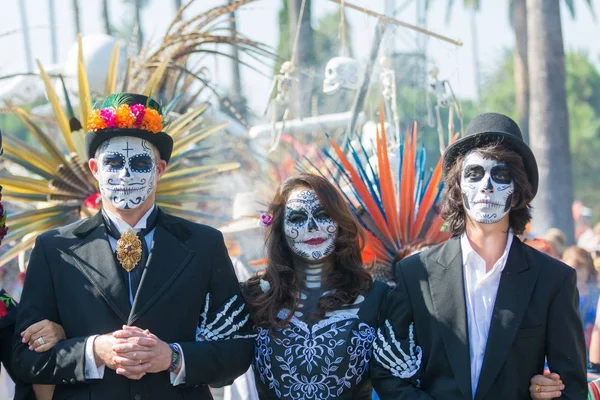 Participants in traditional clothing during Day of the Dead — Stock Photo, Image