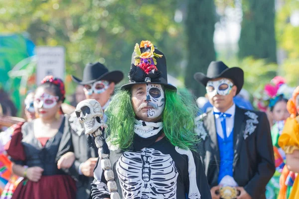 Hombre con cráneo de azúcar durante el Día de los Muertos — Foto de Stock