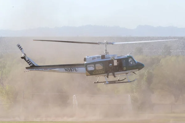 Bell Uh - 1h podczas Los Angeles amerykański bohaterów Air Show — Zdjęcie stockowe