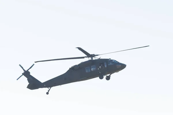 Yhdysvaltain armeijan Black Hawk helikopteri aikana Los Angeles American He — kuvapankkivalokuva