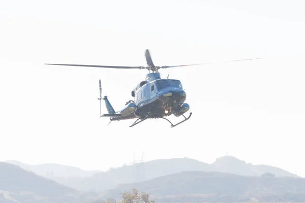 Bell 412 helikopter tijdens de Los Angeles Amerikaanse helden Air Show — Stockfoto