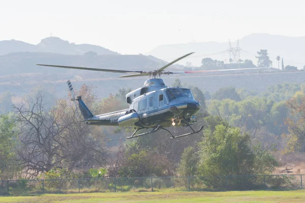 Bell 412 helikopter tijdens de Los Angeles Amerikaanse helden Air Show — Stockfoto