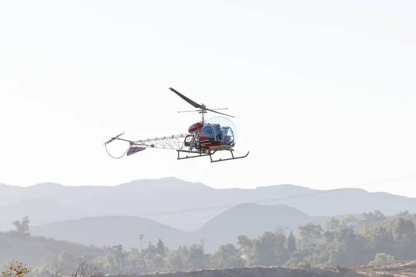 Helicóptero Bell 47 durante Los Angeles American Heroes Air Show — Foto de Stock